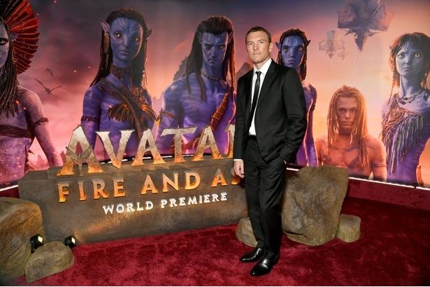 【写真を見る】ワールドプレミアにシックなスーツ姿で登場したサム・ワーシントン…やはり素顔もかっこいい [c] 2025 20th Century Studios. All Rights Reserved.