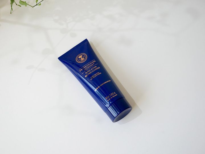 洗いながらエイジングケアも叶えるブランド史上最高峰の贅沢クレンジング ニールズヤード レメディーズ「フランキンセンス インテンス トリプルアクション メルティングクレンザー」