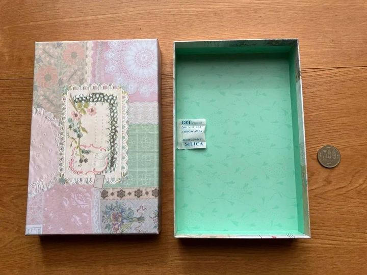 Seria(セリア)：文具小物収納BOX フタつき フレンチロマンチック