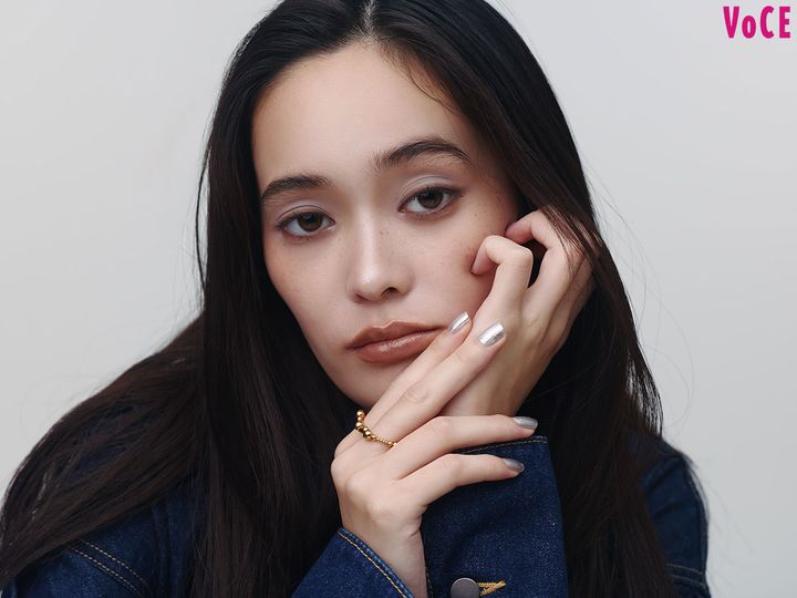 【甘さ20％×辛さ80％】赤みレスなブルーグレーでつくるスモーキーメイク