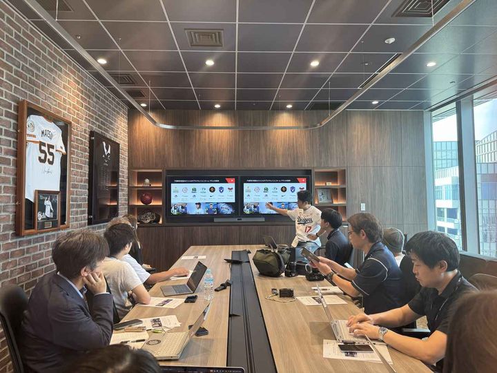 画像: ©Fanatics Japan 新社屋のお披露目イベントで、ビジネスモデルについて語る川名氏