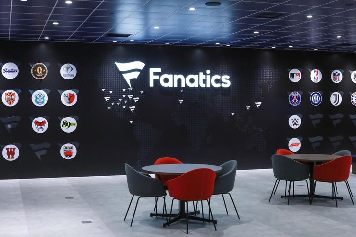 画像: ©Fanatics Japan 新オフィスには契約チームのロゴが並ぶ