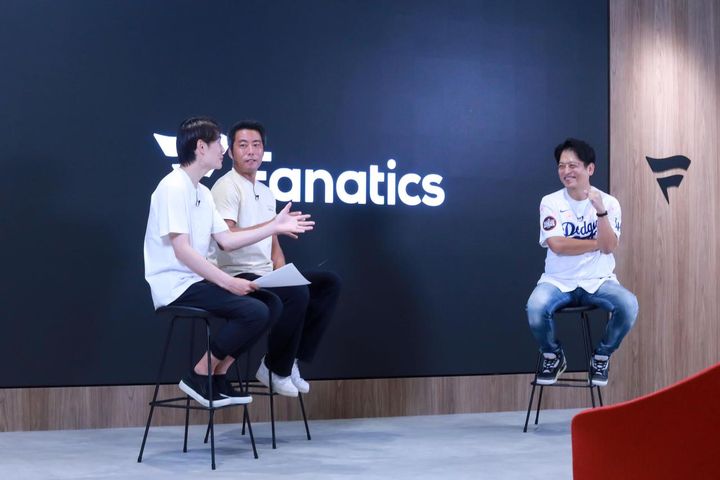 画像: ©Fanatics Japan Officeお披露目イベントでは、人気YouTube「上原浩治の雑談魂」の公開収録も行われ、川名氏は、巨人とMLBで活躍した上原浩治氏と上重聡アナウンサーと「日本のプロ野球マーケットを10倍にする方法」などの本音トークを展開した。