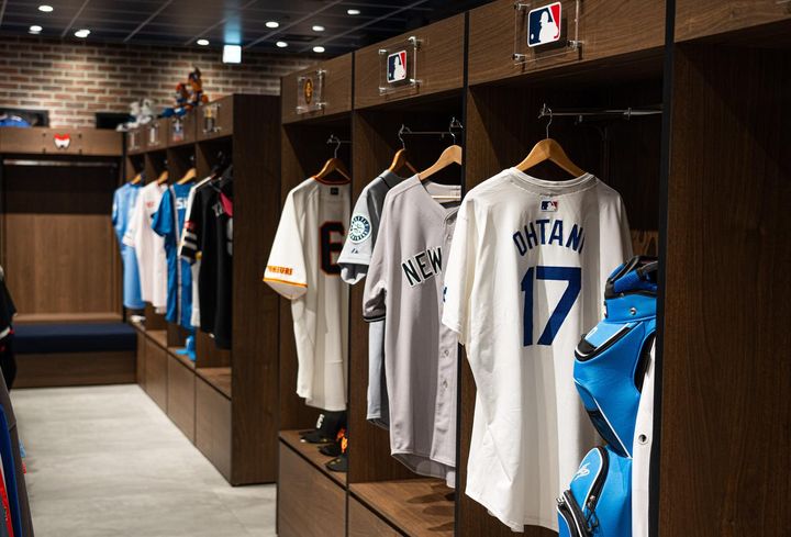 画像: ©Fanatics Japan オフィスのロビーには日米のプロ野球、Jリーグなど契約チームのユニフォームが所狭しと並ぶ。