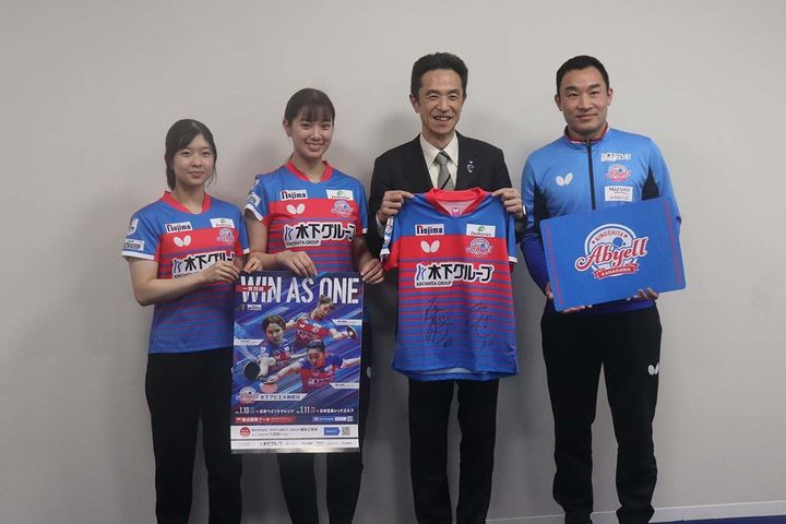 横浜市役所を表敬訪問した木下アビエル神奈川 撮影：SPREAD編集部