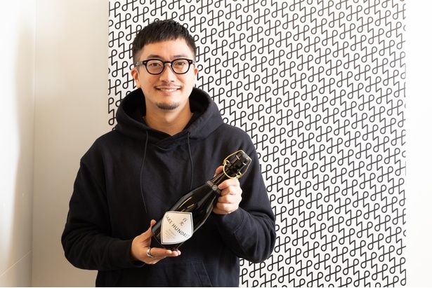 日本酒ブランド「SAKE HUNDRED」を運営する株式会社Clearの代表取締役CEO兼SAKE HUNDREDブランドオーナーの生駒龍史さん。酒蔵の廃業、出荷量の減少がある日本酒業界でいかに新しい未来を作り上げていくか奮闘中 【撮影＝三佐和隆士】