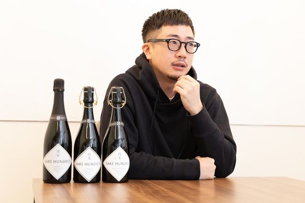 「ヴィンテージはワインやウイスキーの専売特許ではない。日本酒でも熟成させて価値を高めるという部分に挑戦していきたい」としつつも、「ワインと日本酒は性質の異なるものなので、ワインの背中を追うのではなく、日本酒ならではの可能性を広げたい」と話す生駒さん 【撮影＝三佐和隆士】