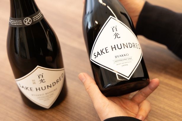 2020年、プレミアムからラグジュアリーへリブランディング。ブランドとして菱形の白いラベルに統一した。使用している米銘柄や精米歩合などの情報はのせず、シンプルなものに。相手の日本酒に対する知識量に依存せず、SAKE HUNDREDと認知してもらえる工夫を凝らしている 【撮影＝三佐和隆士】