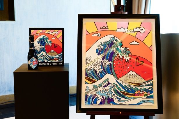 ロメロ・ブリット氏の「THE GREATEST WAVE」(写真右)をラベルやボックスのデザインに落とし込んでいる 【写真提供＝株式会社Clear】