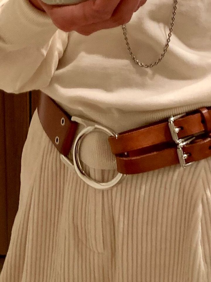 長谷川さん12月ブログ_英国調コーデ_ベルト