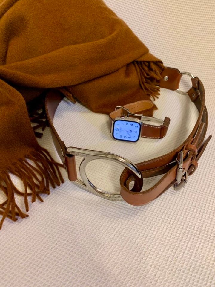 長谷川さん12月ブログ_英国調コーデ_ストール＆腕時計_バッグ