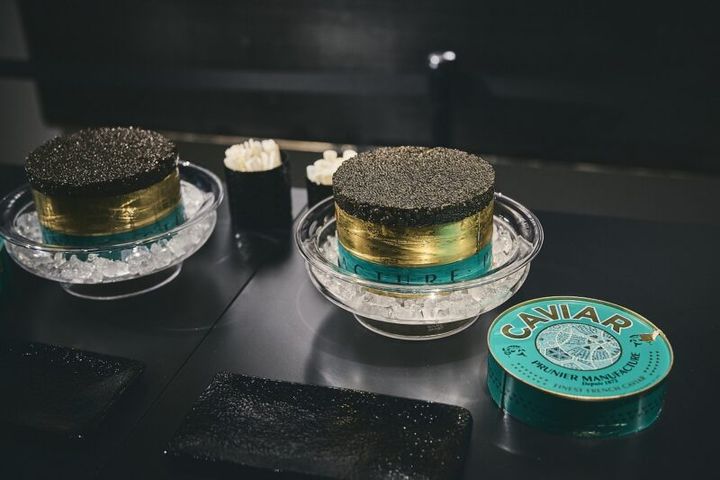 左がパエリ種(シベリアチョウザメ)を使った繊細でまろやかな味わいのトラディション、右オシェトラ種(ロシアチョウザメ)を使った芳醇でナッティーな風味が特徴なオシェトラクラシック