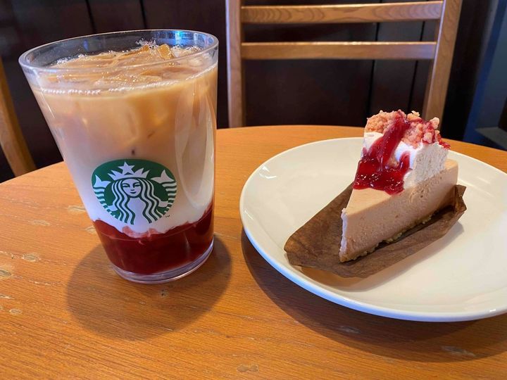 12月12日、スターバックスから新作「ジョイフルメドレー 苺 ミルク ティー」が登場。人気の茶葉「ジョイフルメドレー」にミルクとストロベリーソースを合わせた期間限定メニューの味は……？