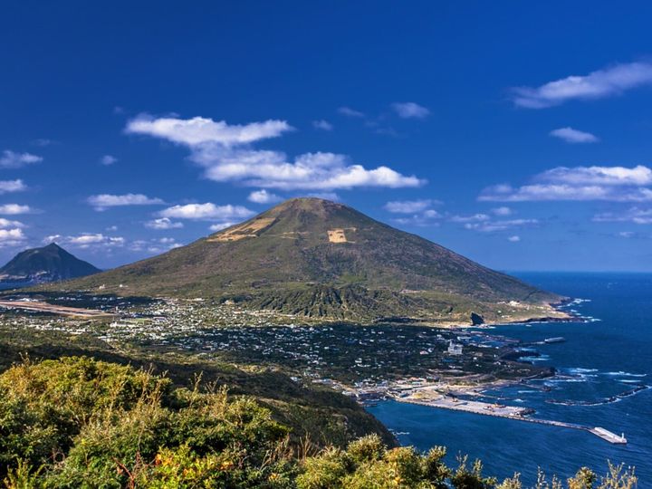 All About ニュース編集部が全国250人を対象に実施した「外国人観光客におすすめしたい関東の温泉地に関するアンケート」の調査結果から、東京都で「外国人観光客におすすめしたい温泉地」ランキングを発表！ 2位「八丈島温泉」を抑えた1位は？