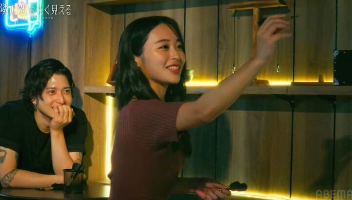 【写真・画像】お互いパートナーがいるのに…想いが止められない2人、ダーツバーで体を寄せ合い… 2枚目