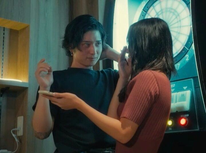 【写真・画像】お互いパートナーがいるのに…想いが止められない2人、ダーツバーで体を寄せ合い… 1枚目