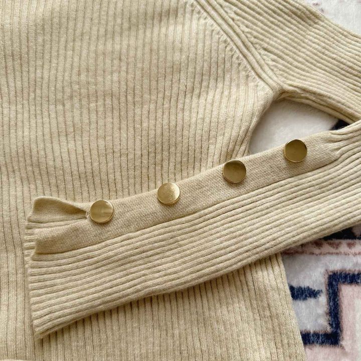 画像: 袖のボタンがさりげなく上品