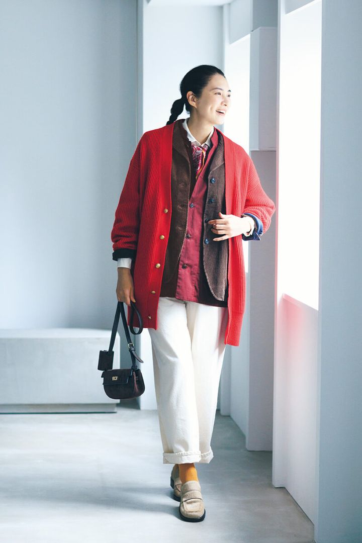 ジャケット¥39,600 ／バスコ、カーディガン¥49,500 ／エンダレンス、ベスト¥49,500 ／ヤエカ カンバス デザイン（ヤエカ）、シャツ¥27,500 ／ヤエカ（ヤエカ アパートメント ストア）、スカーフ¥22,000 ／マニプリ、デニムパンツ¥20,900 ／マリン フランセーズ（マリン フランセーズ代官山店）、バッグ¥11,000 ／ベレット（セムインターナショナル）、ローファー¥47,300 ／カステラーノ（フラッパーズ）