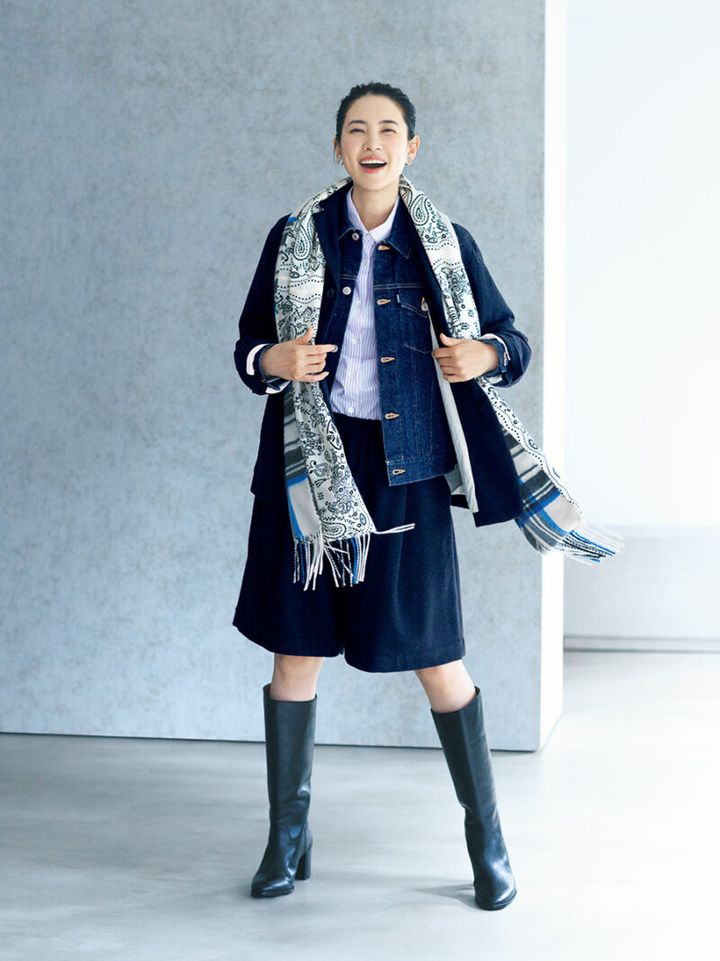 ウールジャケット¥64,900 ／パドカレ（パドカレ六本木）、デニムジャケット¥38,500／ヤエカ（ヤエカ アパートメント ストア）、シャツ¥19,800 ／シップス（シップス インフォメーションセンター）、ショートパンツ¥30,800 ／ヴェリテクール、シルク×カシミヤストール¥39,600 ／マニプリ、ブーツ¥75,900 ／ディヴィナ（金万）