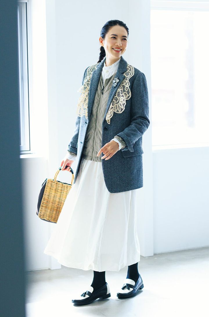 レースの襟付きジャケット¥68,200／エリテ（ケイエムディーファーム）、ジャケット（PL1387）¥23,100 ／コロンビア（コロンビアスポーツウェアジャパン）、シャツ¥27,500 ／パドカレ（パドカレ六本木）、スカート¥26,400 ／デミルクス ビームス（ビームスハウス 丸の内）、バッグ¥39,600 ／ロワズィール、ローファー¥31,900／マスター＆コー×トラベルシューズ（マッハ５５リミテッド）、ブローチ¥5,400 ／アビステ