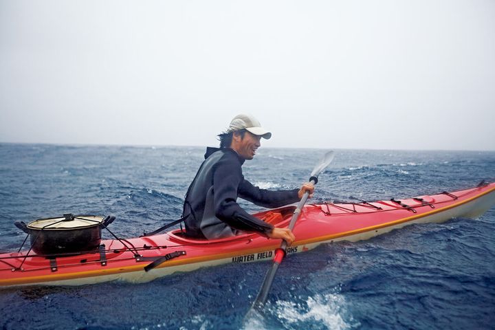 シーカヤックに乗る冒険家・八幡暁