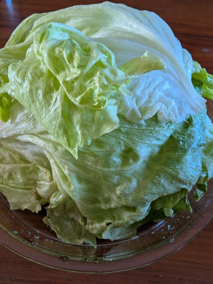 1．大きめのレタスの葉を軽く水で濡らし、耐熱皿におく。600Wの電子レンジで1分加熱する。