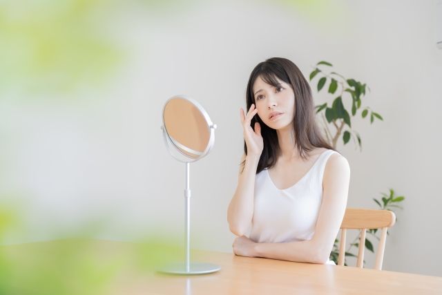 かさつき、吹き出物に悩む女性