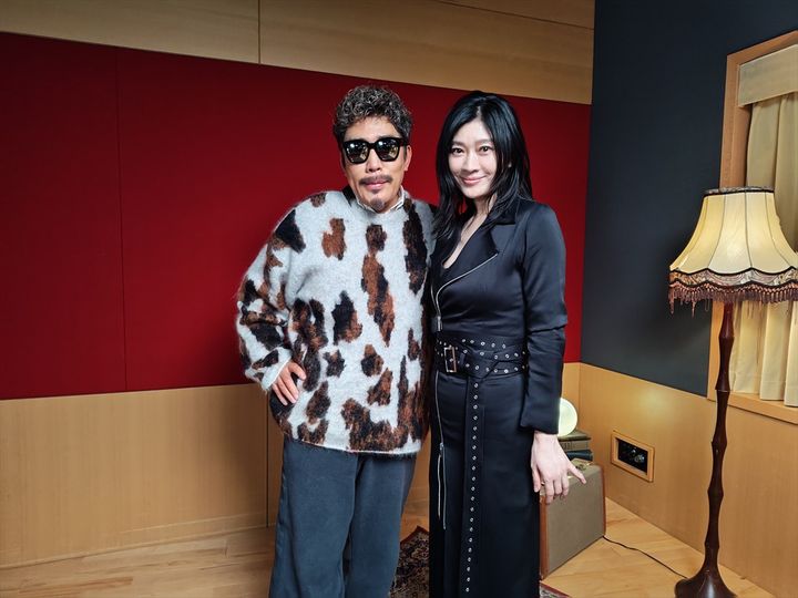 ドラマ『パンチドランク・ウーマン ‐脱獄まであと××日‐』（左から）鈴木雅之、篠原涼子 （C）日本テレビ width=