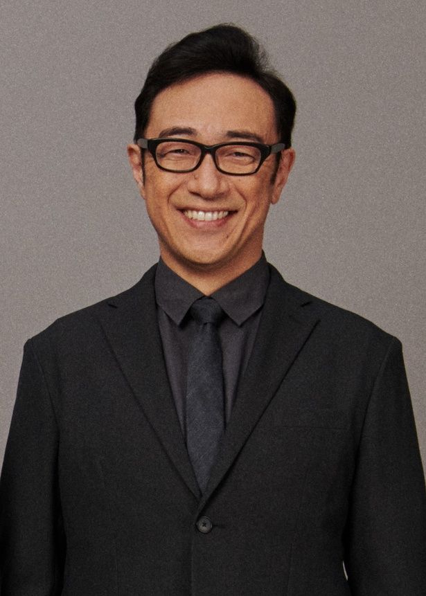 フジコの叔父である若林の飲み仲間であるフランス人男性エンゾを演じた角田 [c]「パリに咲くエトワール」製作委員会