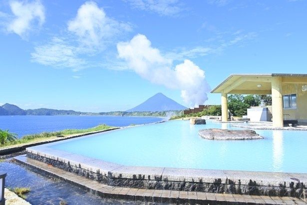 入浴するとちょうど目線の高さが海と一体化してみえるインフィニティ大露天だ 画像提供：指宿市農水商工観光部 観光施設管理課