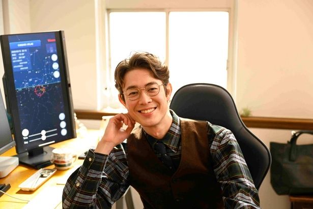 劇中では寡黙な梶野だが、“福士カメラ”の前では柔らかな笑顔に [c]2025 映画『楓』製作委員会