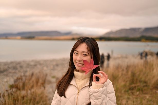 【写真を見る】楓の葉を持った亜子のワンショット [c]2025 映画『楓』製作委員会