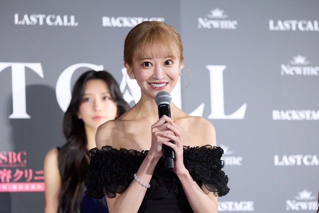 愛沢えみりさんがコメントする様子