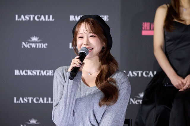 審査員キャバ嬢がマイクを持って話す様子