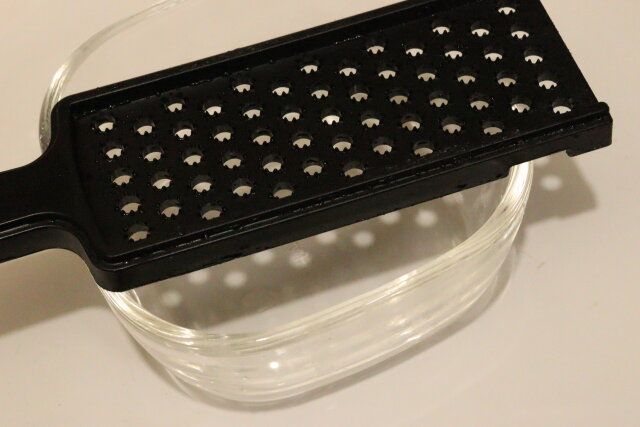 セリアのプラ製のベーシック ミニおろし器