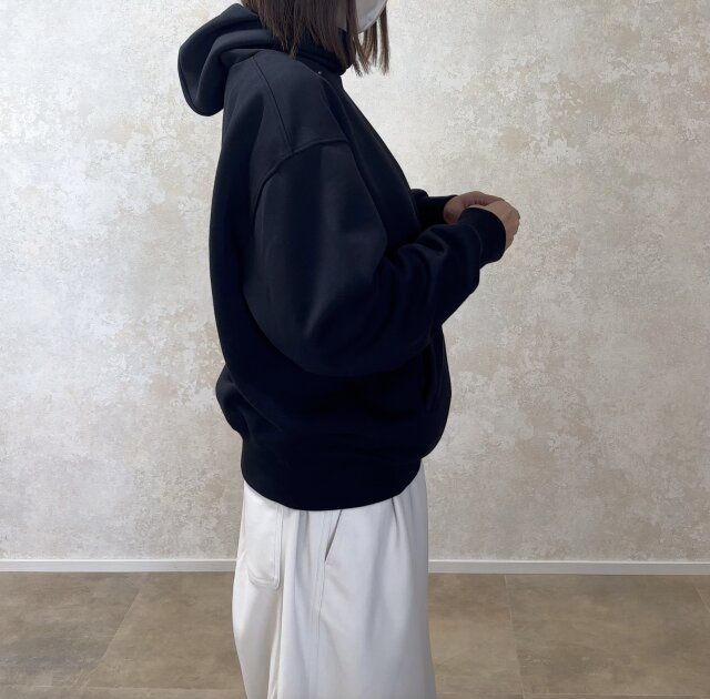 ユニクロスウェットオーバーサイズプルパーカの横からの着丈