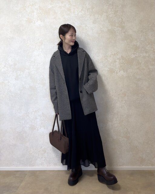 ユニクロスウェットオーバーサイズプルパーカとシフォンスカートのブラックコーデ