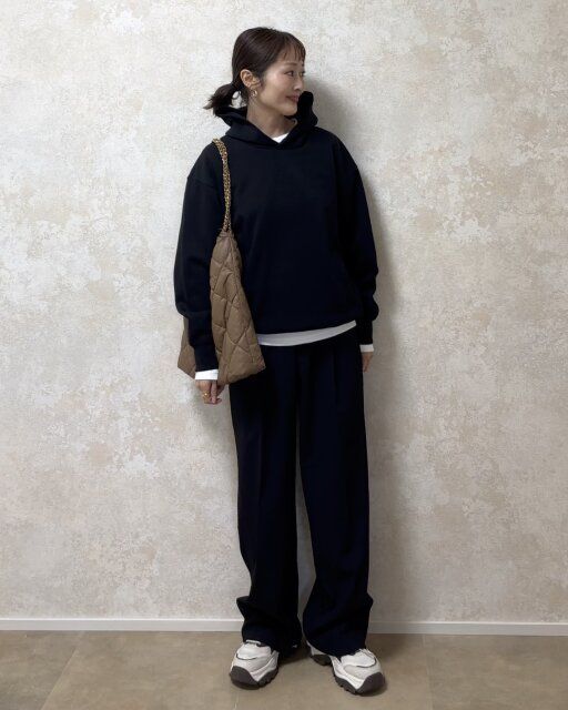 ユニクロスウェットオーバーサイズプルパーカと白Tのレイヤードコーデ