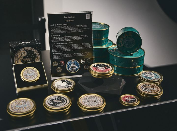 植島美術館で催されたコラボレーションイベントの一コマ。ギフトセットには、オリジナルスリーブのギフトボックス、キャビアオープナー1個、キャビア専用シェルスプーン1本付き。