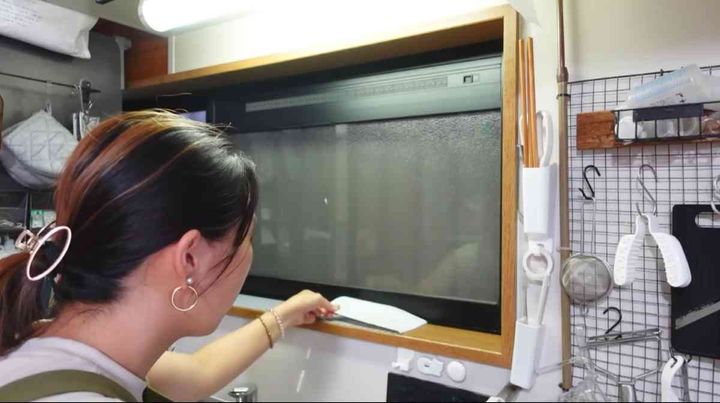 ダイソーの「貼ってはがせるテーブルシート」