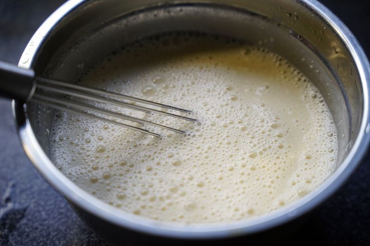 たこ焼きの生地をかき混ぜたところ。少しダマが残ります。