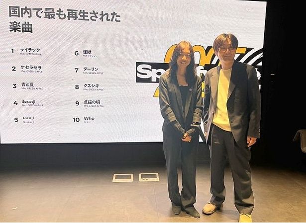 スポティファイジャパン 音楽部門企画推進統括の芦澤紀子さんと、音楽ジャーナリストの柴那典さん