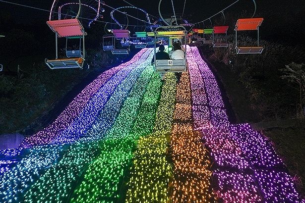 レインボーのイルミの上を、リフトで移動する「虹のリフト」。「さがみ湖イルミリオン」といえばコレ！