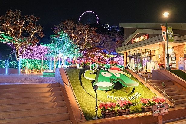 クリスマス仕様になったMORIMORI兄弟のオブジェが飾られる「ウェルカム広場」