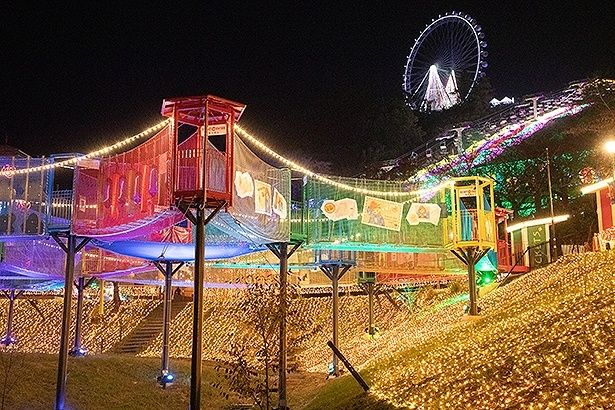 空中ネットアスレチック「ハッスルスパイダー」が、夜になるとカラフルにライトアップ。「光の空中アスレチック」に変身する 【提供画像】