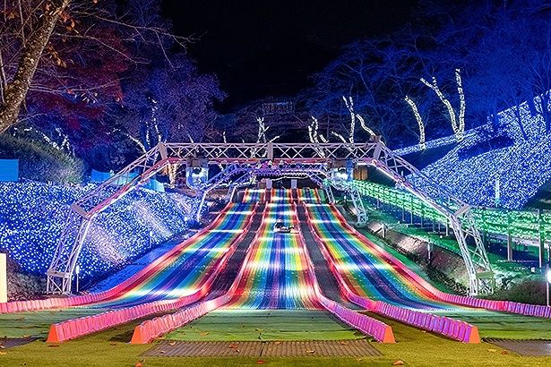 新アトラクション「マジカルウェーブ」も、夜になるとイルミに彩られる
