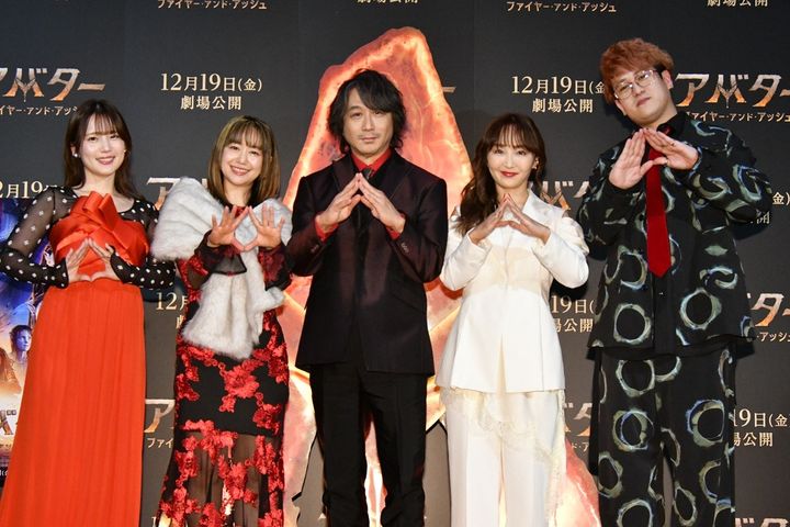 （左から）内田真礼、田村睦心、東地宏樹、小松由佳、バトリ勝悟 映画『アバター：ファイヤー・アンド・アッシュ』吹替版完成披露試写会＆ファイヤーステージイベントの様子 （C）2025 20th Century Studios. All Rights Reserved. width=