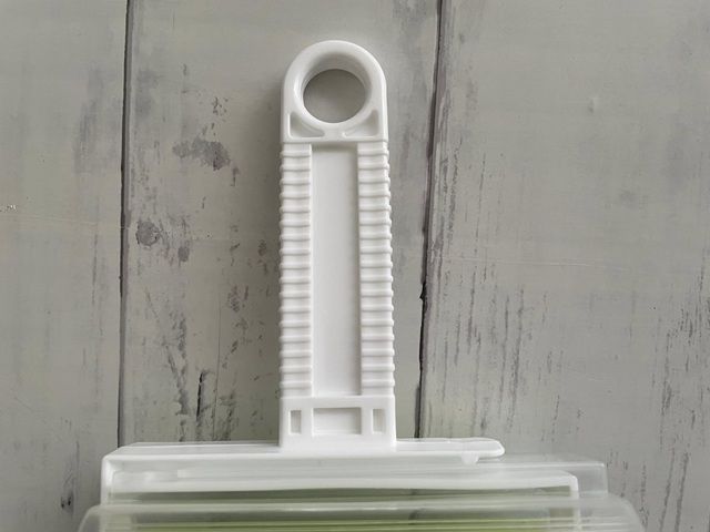 ダイソー「粘着ゲルクリーナー」フックにかけて収納できる