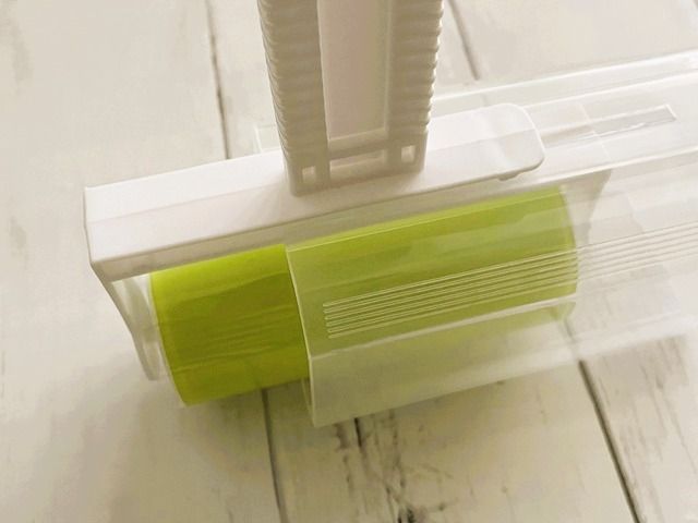 ダイソー「粘着ゲルクリーナー」スライドして出し入れできるケース付き