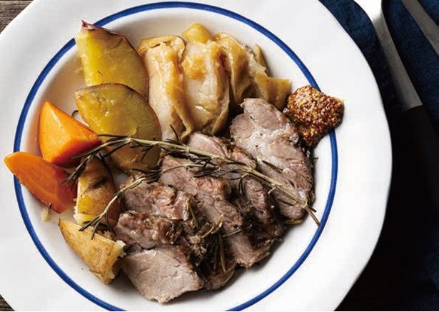 豚肩ロースとりんごの白ワイン蒸し焼き (C)Mako／KADOKAWA